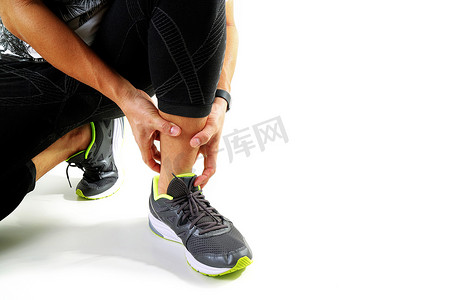 跑步运动员在扭断的关节中握住脚踝疼痛