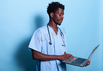 手拿笔记本电脑的非洲裔美国医疗助理