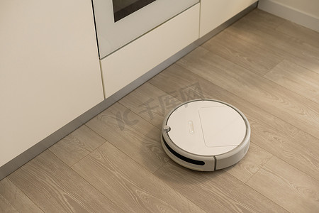 复合木地板智能清洁技术上的机器人无人机真空吸尘器。