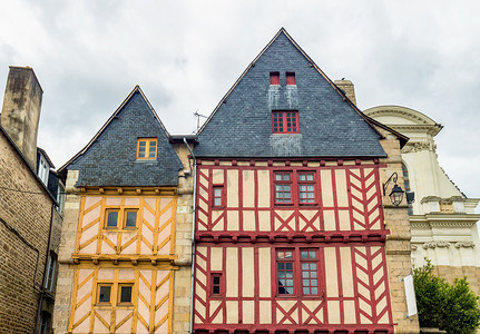 布列塔尼 (布列塔尼) 瓦讷 (Vannes) 的旧半木结构彩色房屋