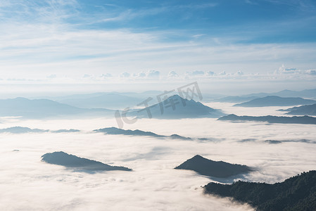 清晨的山雾蓝天