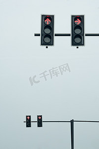 杆子上的交通灯（红色），直行和右转方向