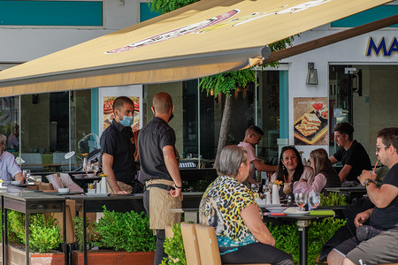 希腊塞萨洛尼基 酒吧在夏季的第一天营业。