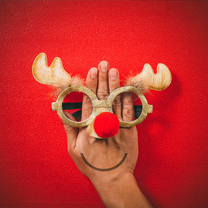 用圣诞驯鹿和重新装饰的圣诞眼镜