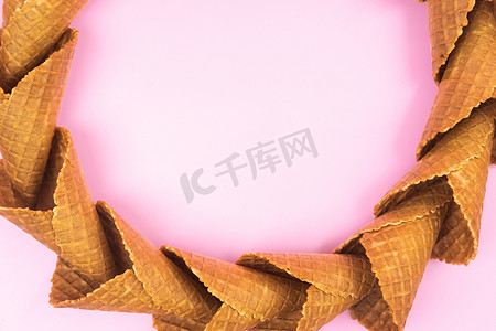 粉红色背景中用于冰淇淋的圆滑的华夫饼锥