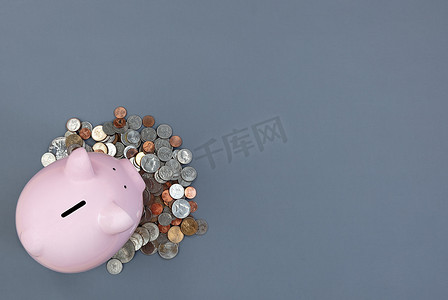 401k摄影照片_带有存钱罐和硬币货币的灰色桌面，用于金融交易