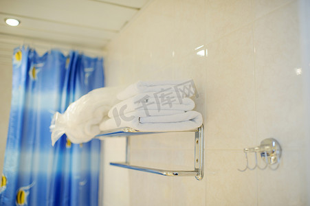 酒店浴室里有一堆白毛巾。一套洗毛巾