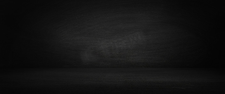 黑板和陈列室酒泉水平的黑演播室墙壁