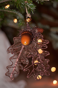 闪闪发光的圣诞树饰品和装饰品