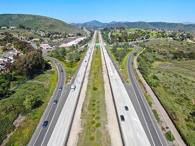 高速公路鸟瞰图，高速公路与车辆在运动中