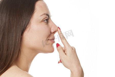 女人鼻子摄影照片_触摸 jer 鼻子的女人