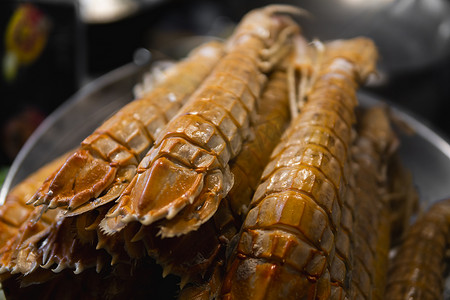新鲜便宜摄影照片_螃蟹是在亚洲夜市上烹制的。