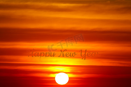 红橙黄背景摄影照片_夕阳下飞翔的火焰红橙黄天空剪影鸟
