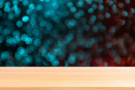 点波摄影照片_抽象模糊的蓝色红色银色闪闪发光的灯泡灯背景上的木板，Bokeh Blur 点亮圣诞节上的空木桌地板，木桌板空的前闪闪发光的圆圈点亮显示屏