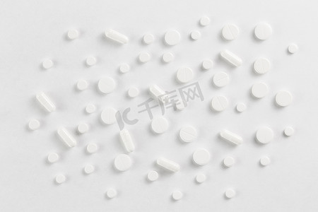 药片平坦的背景，药片散布在白色 — 自上而下的视图