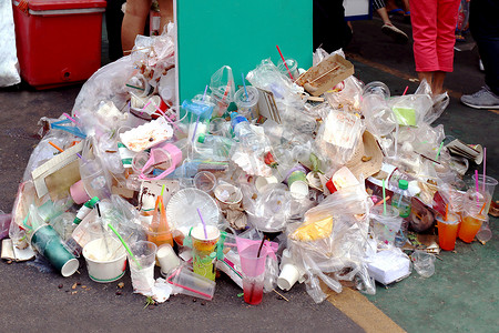塑料袋子摄影照片_垃圾、垃圾、废物、塑料废物污染、一堆垃圾塑料废瓶和袋子泡沫托盘，许多在地板上