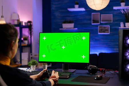 有竞争力的游戏玩家正在研究具有绿屏显示的强大 PC