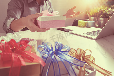 送礼创意手选择和手拿礼物。