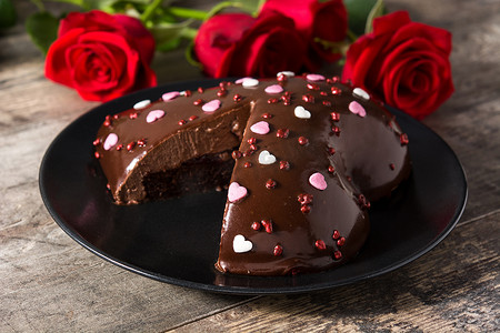 红玫瑰蛋糕摄影照片_心形蛋糕和红玫瑰