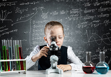 看通过显微镜的小女孩科学家