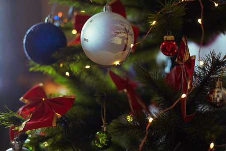 流星灯串摄影照片_用灯串装饰的圣诞树