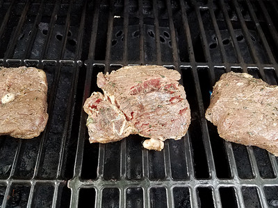 在烧烤架上烹饪牛肉或牛排