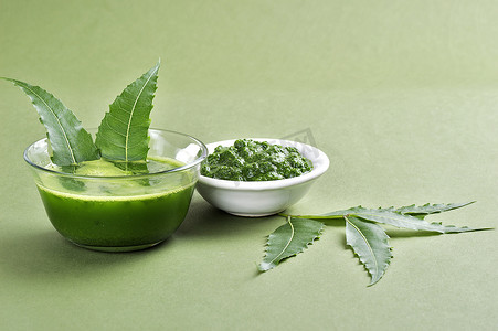 绿色背景中带叶的药用尼姆叶糊和汁