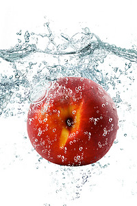 桃子掉进水里