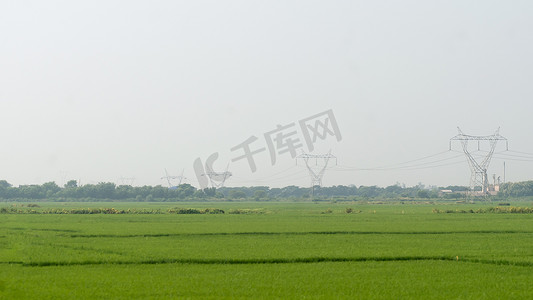 风之领域摄影照片_绿色农村农业领域环境中的电气和可再生能源高压塔输电线路。