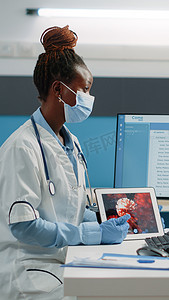 动画面具摄影照片_看病毒动画的非洲裔美国医生和病人