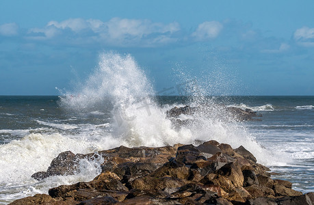 海浪汹涌摄影照片_汹涌的海浪冲破码头墙