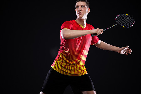 穿着运动服的羽毛球运动员，配有球拍和黑色背景的毽子。