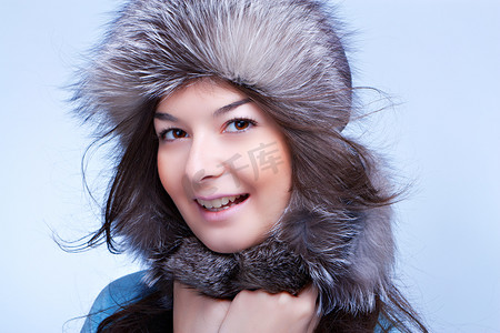 戴着毛皮帽的微笑冬季女人