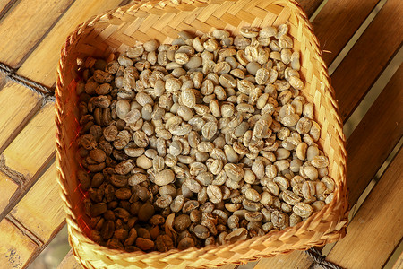用竹条制成的柳条长袍，里面装满了新鲜的阿拉比卡咖啡豆。