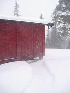 诺勒山暴风雪和恶劣天气中的红色小屋