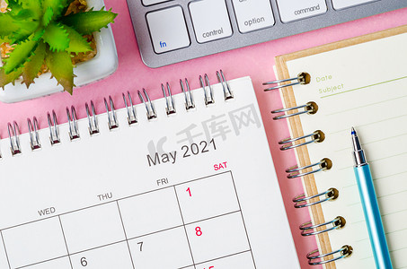 5月份摄影照片_2021 年 5 月日历，带笔记本。