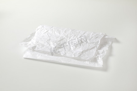 被弄皱的白色打蜡的包装纸