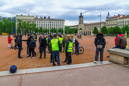 抗议者摄影照片_黄色背心抗议者，在里昂