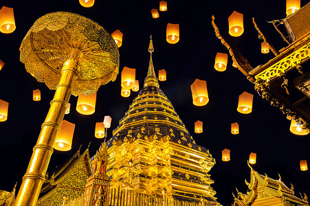 Yee peng 节和天灯在 Wat Phra That Doi Suthep 在泰国清迈。