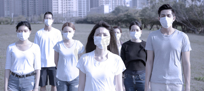 防止灰尘摄影照片_人们戴着防护面具以防止细菌、病毒和 PM 2。