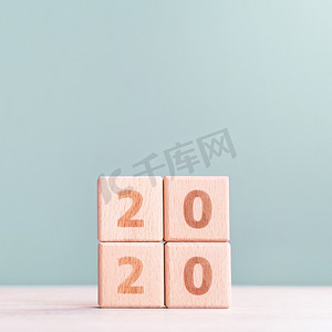 新年计划2019摄影照片_摘要 2020、2019 新年目标计划设计理念 — 木桌上的木块立方体和柔和的绿色背景，特写，空白复制空间。