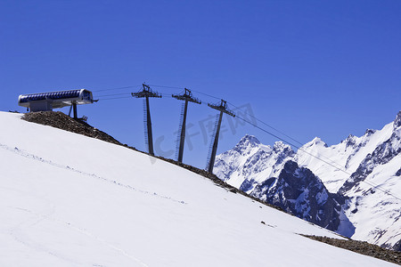 钢丝布摄影照片_缆车在高加索山脉