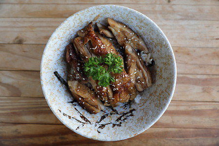 日本食品，木制背景的鸡肉照烧饭