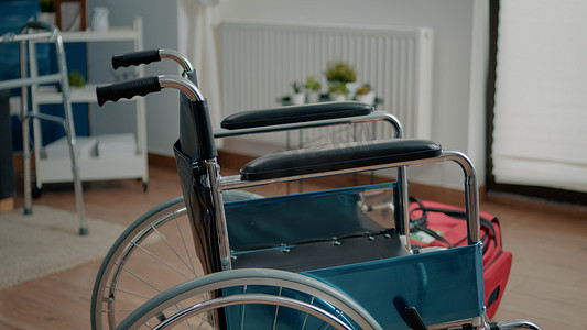 疗养院空房间轮椅的特写