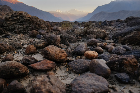 喀喇昆仑山脉的岩石、巨石和鹅卵石景观