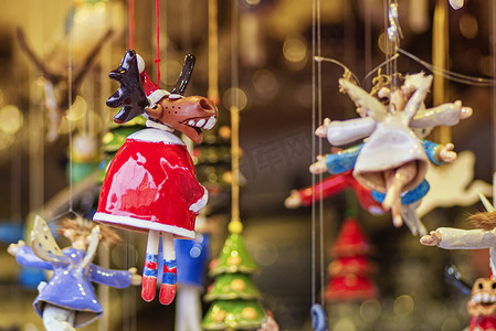 维也纳圣诞市场出售的圣诞装饰球和其他杂项玩具、球和圣诞树装饰品。