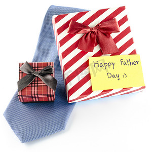 领带和两个带有卡片标签的礼品盒写着父亲节快乐的词