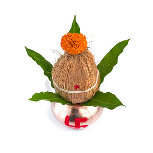 卡拉什摄影照片_带椰子和芒果叶的铜卡拉什，白色背景上有花卉装饰。