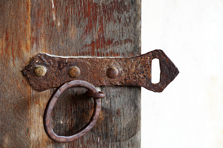 在一扇老木门关闭的古老金属锁