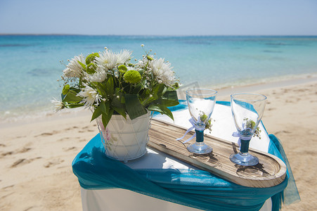 热带海滩上的婚礼布置